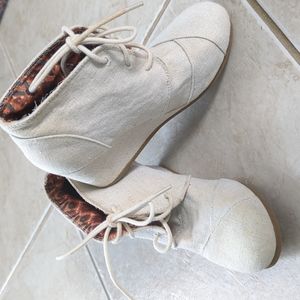 Girls size 1 tan shoes